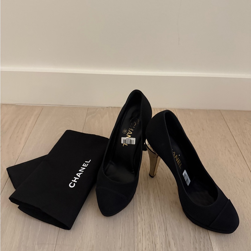 CHANEL Black Heels with Gold Accents - Picture 4 of 10